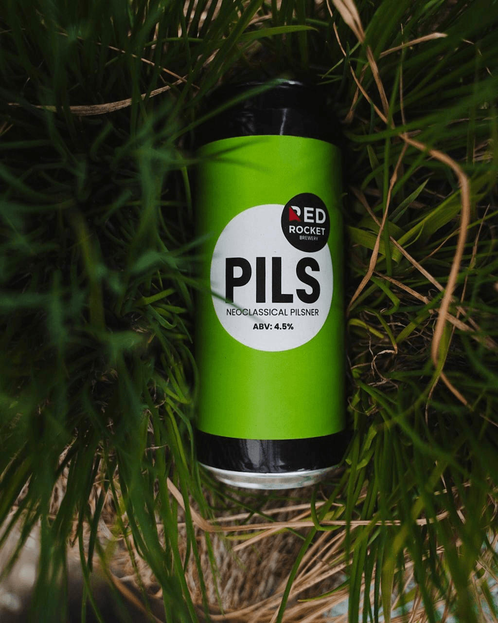 Банка Pils в траве