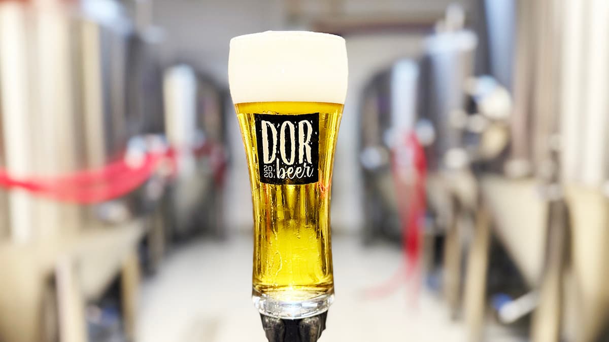 Пиво DorBeer на фоне производства
